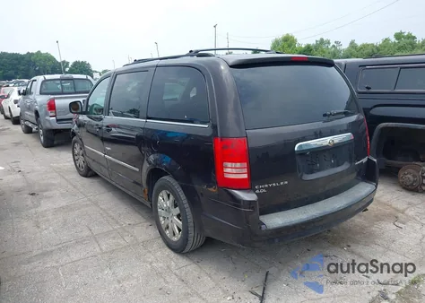 2010 Chrysler Town & Country Touring Plus z USA, uszkodzony, nr VIN 2A4RR8DX1AR361144